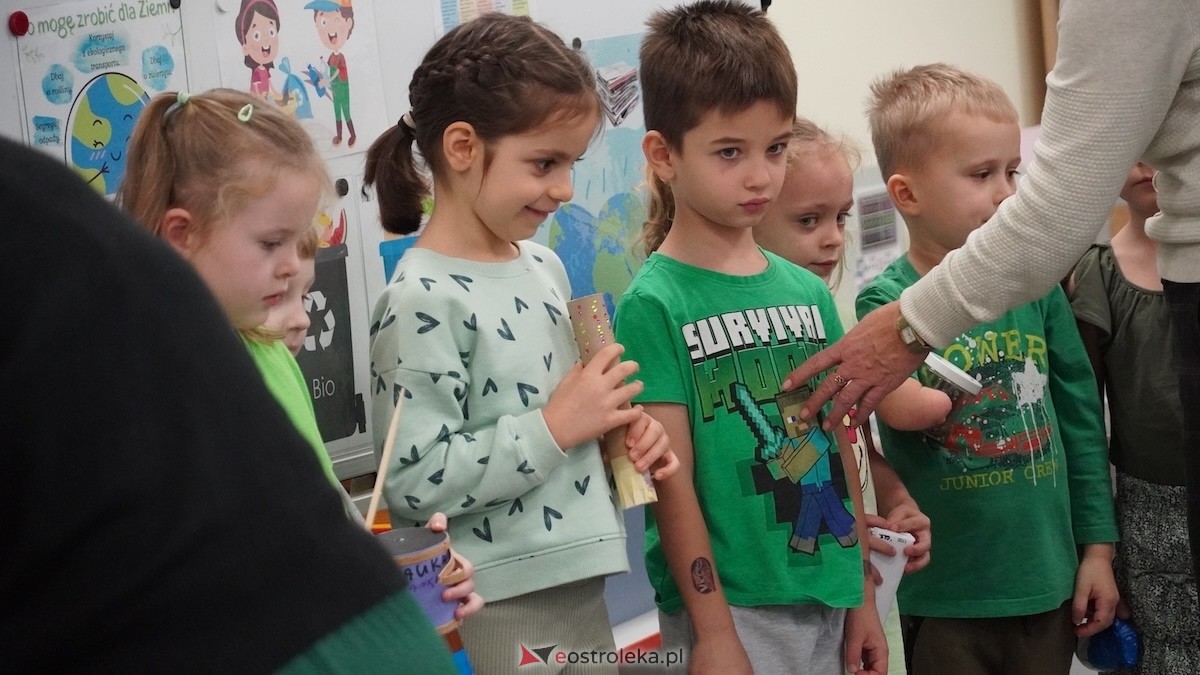 Kraina Radości udowadnia: segregacja może być muzyczna! Konkurs w Przedszkolu Miejskim nr 8 Przedszkolna Eko-Orkiestra [3.12.2025] - zdjęcie #43 - eOstroleka.pl