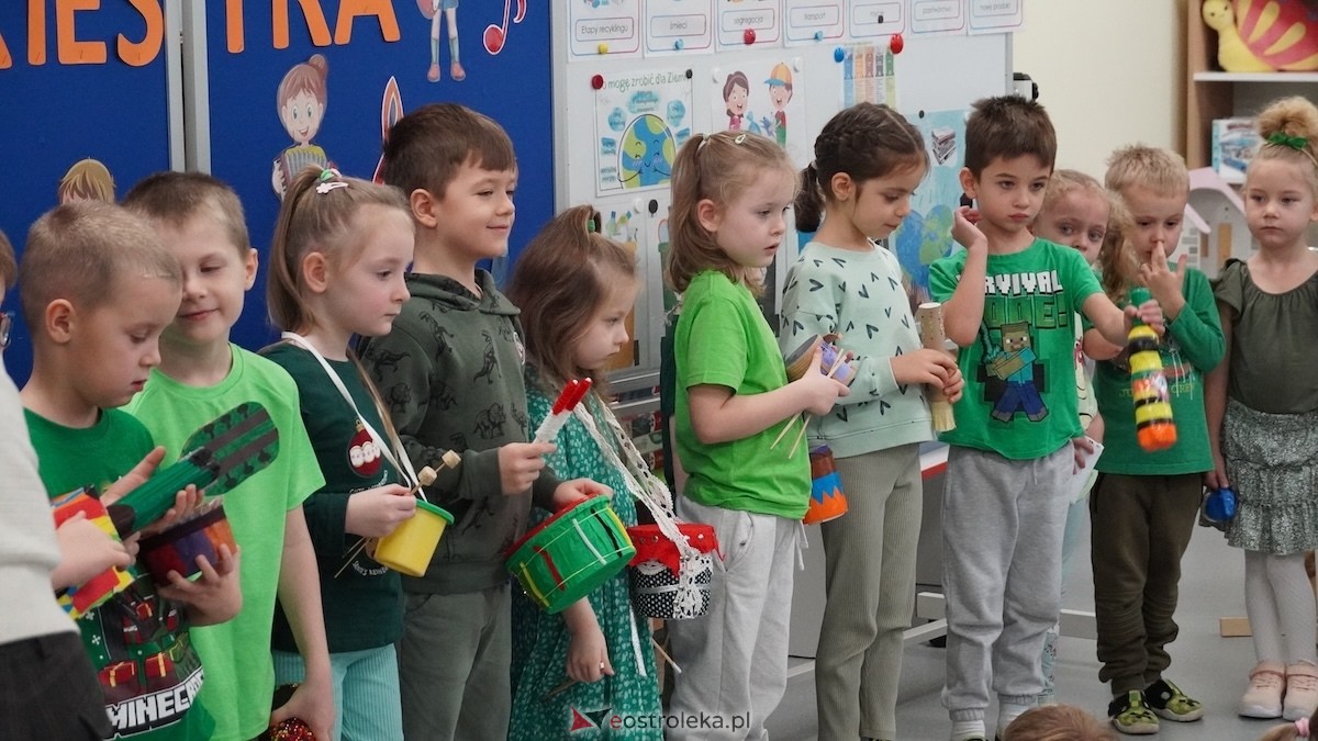 Kraina Radości udowadnia: segregacja może być muzyczna! Konkurs w Przedszkolu Miejskim nr 8 Przedszkolna Eko-Orkiestra [3.12.2025] - zdjęcie #42 - eOstroleka.pl