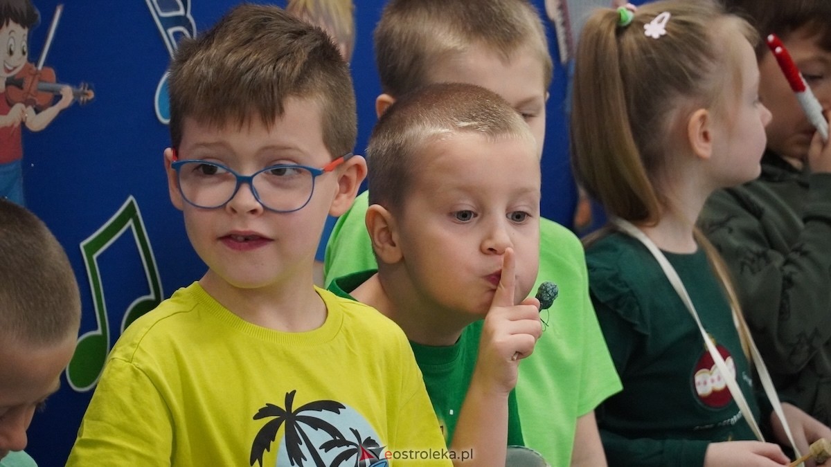 Kraina Radości udowadnia: segregacja może być muzyczna! Konkurs w Przedszkolu Miejskim nr 8 Przedszkolna Eko-Orkiestra [3.12.2025] - zdjęcie #40 - eOstroleka.pl