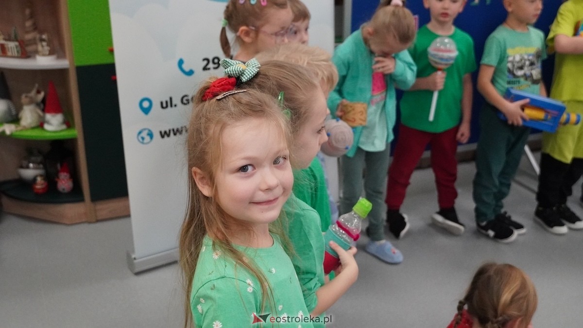 Kraina Radości udowadnia: segregacja może być muzyczna! Konkurs w Przedszkolu Miejskim nr 8 Przedszkolna Eko-Orkiestra [3.12.2025] - zdjęcie #37 - eOstroleka.pl