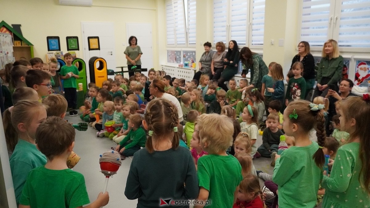 Kraina Radości udowadnia: segregacja może być muzyczna! Konkurs w Przedszkolu Miejskim nr 8 Przedszkolna Eko-Orkiestra [3.12.2025] - zdjęcie #36 - eOstroleka.pl