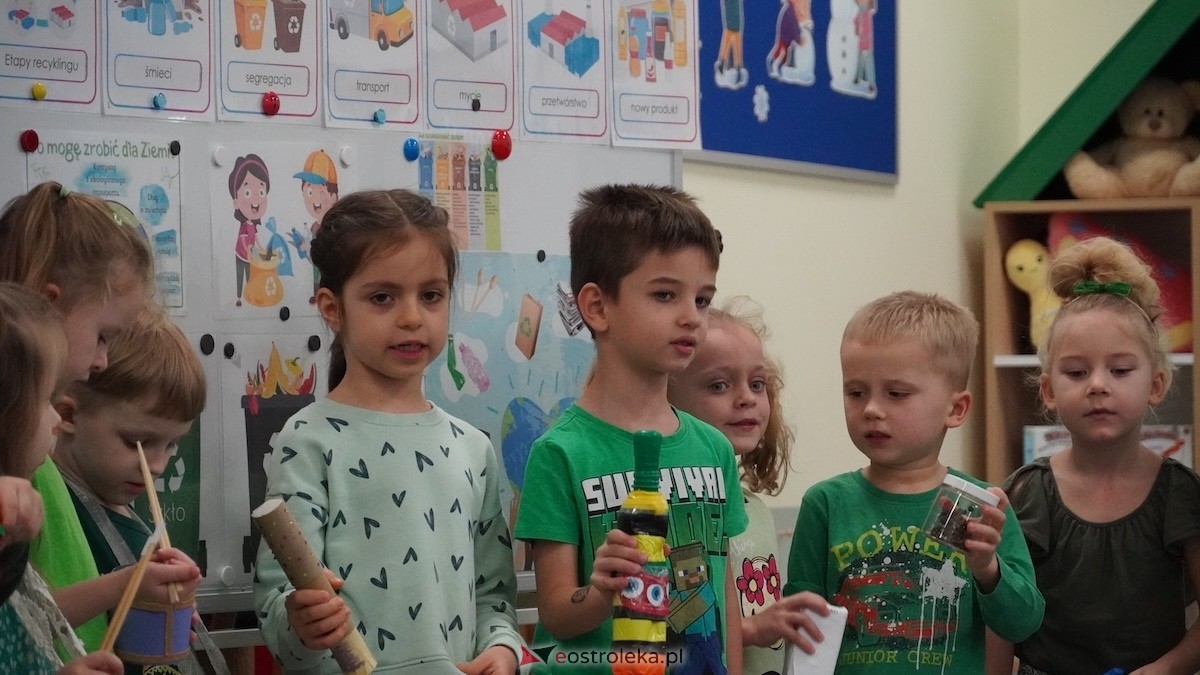 Kraina Radości udowadnia: segregacja może być muzyczna! Konkurs w Przedszkolu Miejskim nr 8 Przedszkolna Eko-Orkiestra [3.12.2025] - zdjęcie #33 - eOstroleka.pl