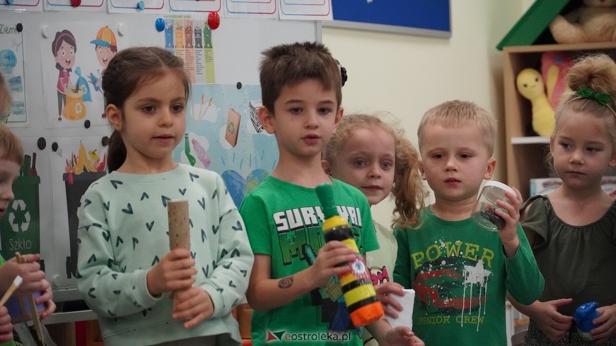 Kraina Radości udowadnia: segregacja może być muzyczna! Konkurs w Przedszkolu Miejskim nr 8 Przedszkolna Eko-Orkiestra [3.12.2025] - zdjęcie #32 - eOstroleka.pl