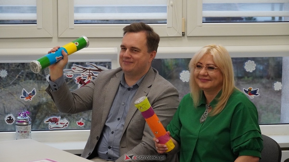Kraina Radości udowadnia: segregacja może być muzyczna! Konkurs w Przedszkolu Miejskim nr 8 Przedszkolna Eko-Orkiestra [3.12.2025] - zdjęcie #28 - eOstroleka.pl