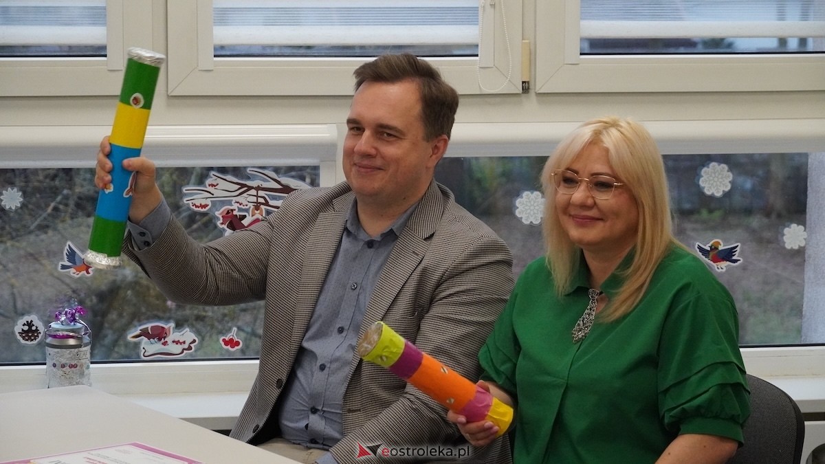 Kraina Radości udowadnia: segregacja może być muzyczna! Konkurs w Przedszkolu Miejskim nr 8 Przedszkolna Eko-Orkiestra [3.12.2025] - zdjęcie #27 - eOstroleka.pl
