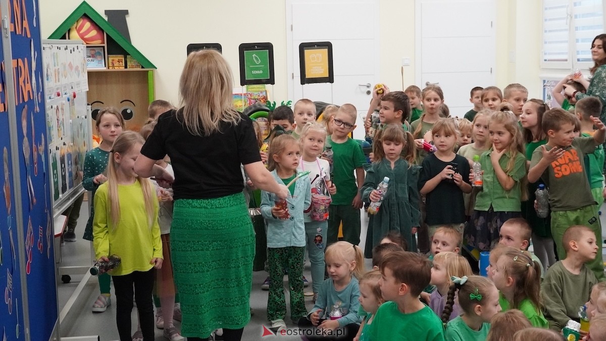Kraina Radości udowadnia: segregacja może być muzyczna! Konkurs w Przedszkolu Miejskim nr 8 Przedszkolna Eko-Orkiestra [3.12.2025] - zdjęcie #26 - eOstroleka.pl
