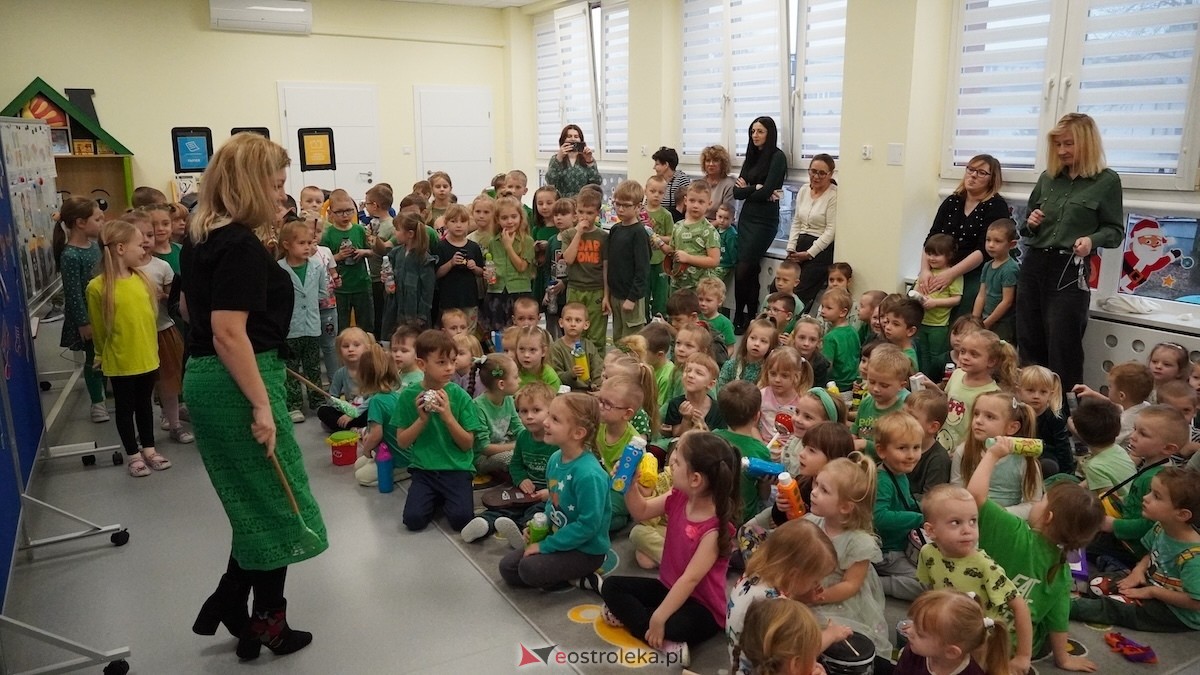 Kraina Radości udowadnia: segregacja może być muzyczna! Konkurs w Przedszkolu Miejskim nr 8 Przedszkolna Eko-Orkiestra [3.12.2025] - zdjęcie #24 - eOstroleka.pl