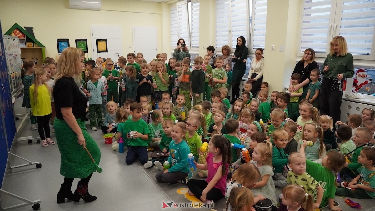 Kraina Radości udowadnia: segregacja może być muzyczna! Konkurs w Przedszkolu Miejskim nr 8 Przedszkolna Eko-Orkiestra [3.12.2025] - zdjęcie #23 - eOstroleka.pl