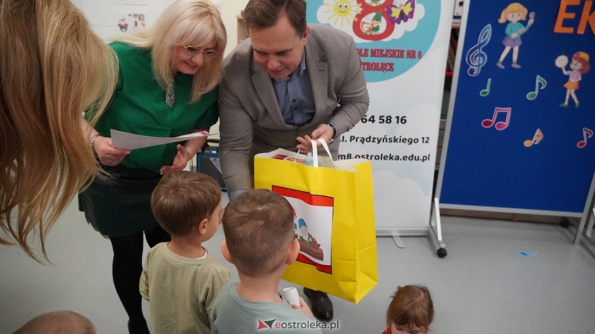 Kraina Radości udowadnia: segregacja może być muzyczna! Konkurs w Przedszkolu Miejskim nr 8 Przedszkolna Eko-Orkiestra [3.12.2025] - zdjęcie #20 - eOstroleka.pl