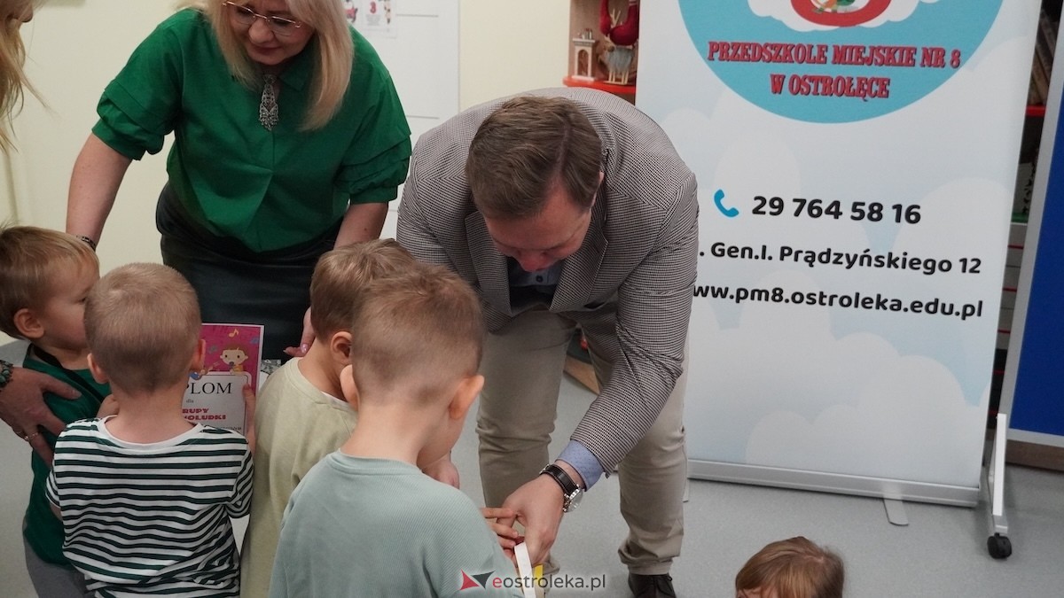 Kraina Radości udowadnia: segregacja może być muzyczna! Konkurs w Przedszkolu Miejskim nr 8 Przedszkolna Eko-Orkiestra [3.12.2025] - zdjęcie #18 - eOstroleka.pl