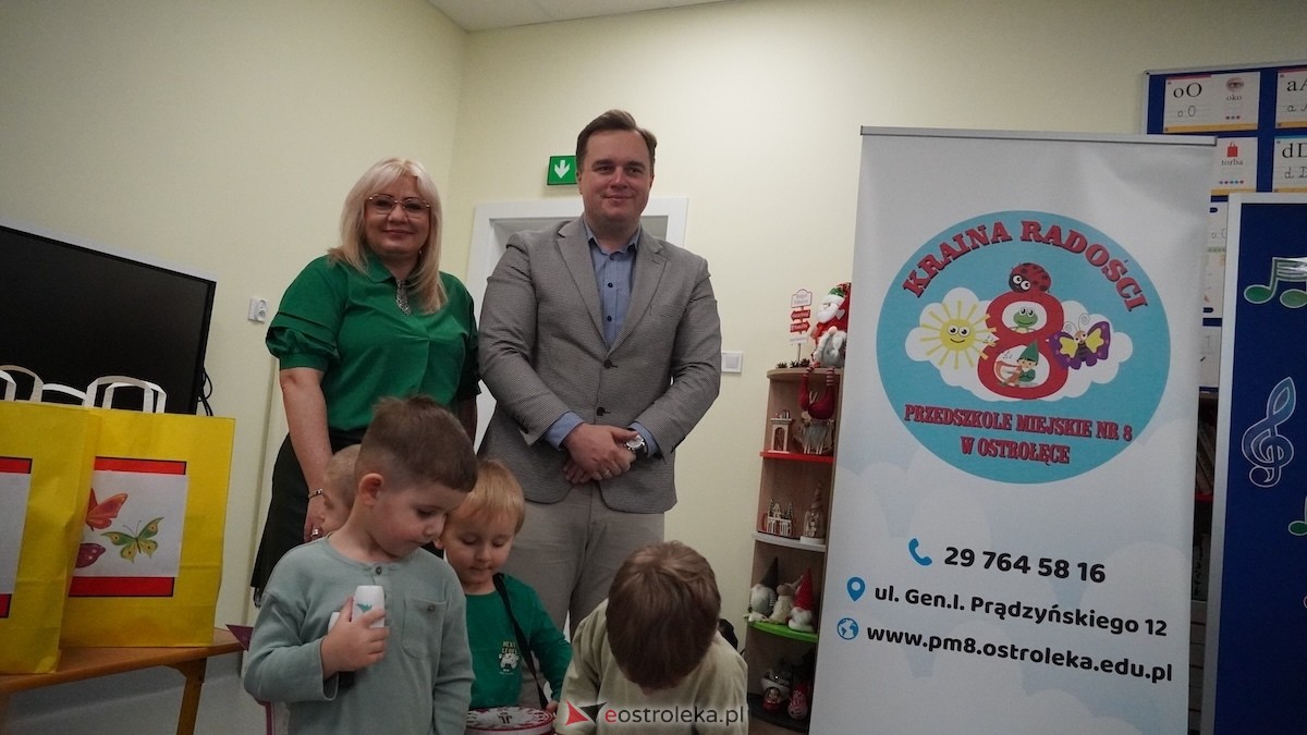 Kraina Radości udowadnia: segregacja może być muzyczna! Konkurs w Przedszkolu Miejskim nr 8 Przedszkolna Eko-Orkiestra [3.12.2025] - zdjęcie #16 - eOstroleka.pl