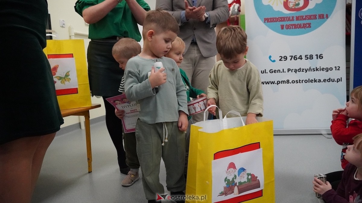 Kraina Radości udowadnia: segregacja może być muzyczna! Konkurs w Przedszkolu Miejskim nr 8 Przedszkolna Eko-Orkiestra [3.12.2025] - zdjęcie #15 - eOstroleka.pl
