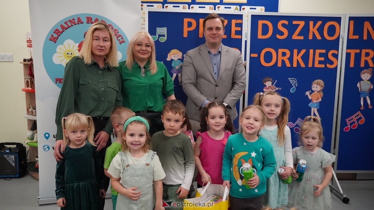 Kraina Radości udowadnia: segregacja może być muzyczna! Konkurs w Przedszkolu Miejskim nr 8 Przedszkolna Eko-Orkiestra [3.12.2025] - zdjęcie #13 - eOstroleka.pl