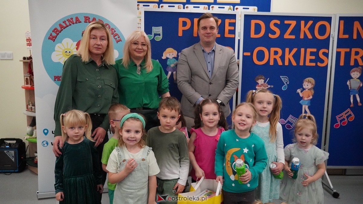 Kraina Radości udowadnia: segregacja może być muzyczna! Konkurs w Przedszkolu Miejskim nr 8 Przedszkolna Eko-Orkiestra [3.12.2025] - zdjęcie #12 - eOstroleka.pl