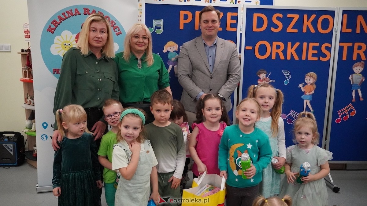 Kraina Radości udowadnia: segregacja może być muzyczna! Konkurs w Przedszkolu Miejskim nr 8 Przedszkolna Eko-Orkiestra [3.12.2025] - zdjęcie #11 - eOstroleka.pl