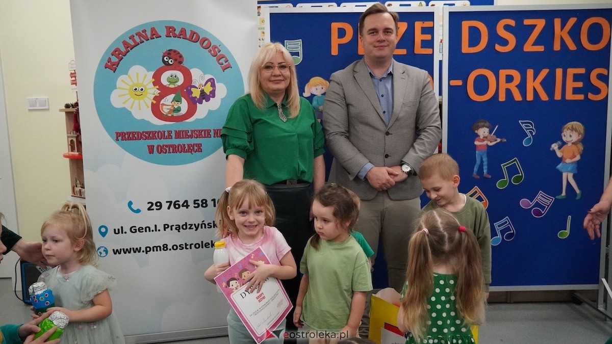 Kraina Radości udowadnia: segregacja może być muzyczna! Konkurs w Przedszkolu Miejskim nr 8 Przedszkolna Eko-Orkiestra [3.12.2025] - zdjęcie #10 - eOstroleka.pl