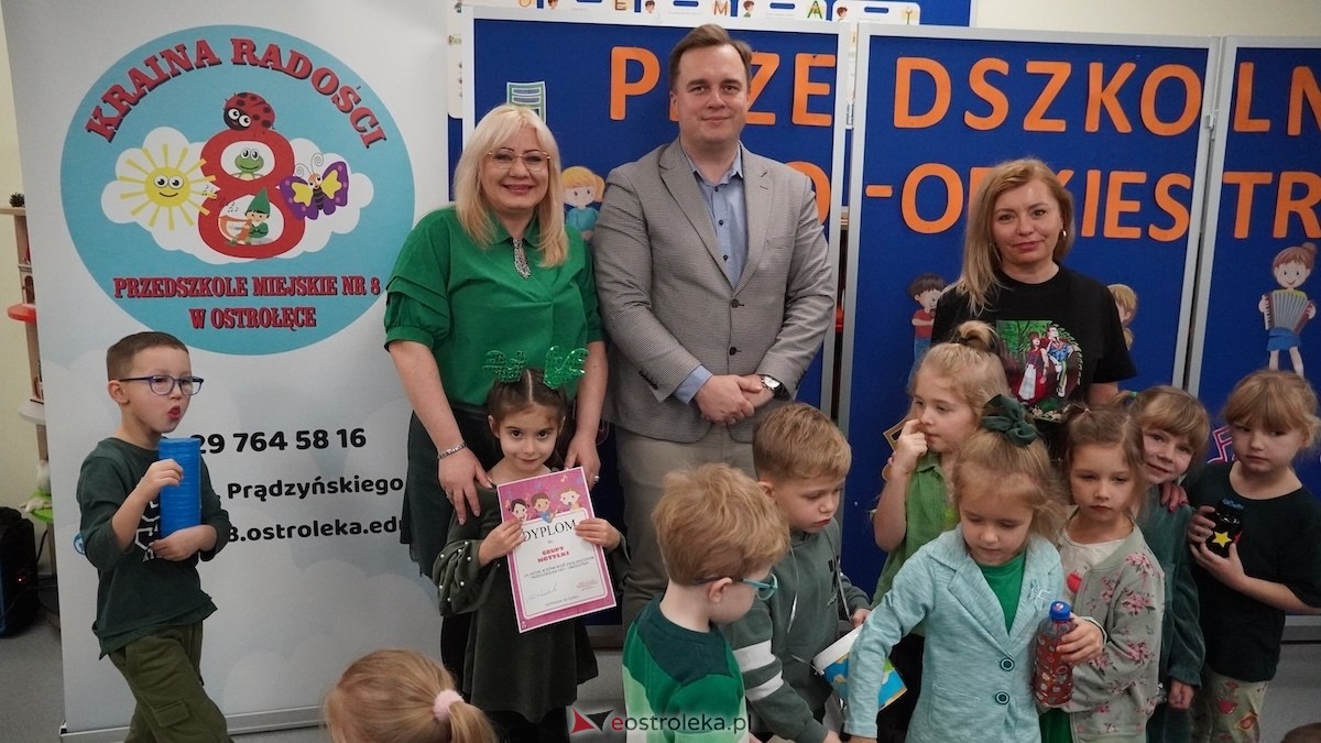 Kraina Radości udowadnia: segregacja może być muzyczna! Konkurs w Przedszkolu Miejskim nr 8 Przedszkolna Eko-Orkiestra [3.12.2025] - zdjęcie #9 - eOstroleka.pl