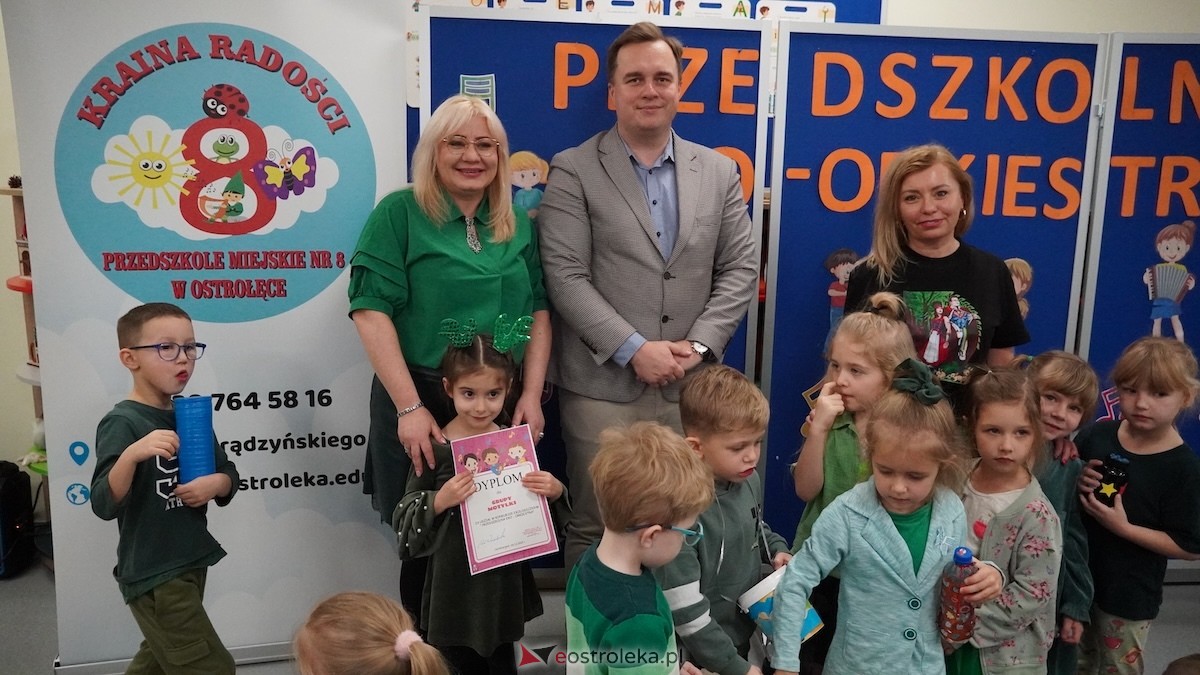 Kraina Radości udowadnia: segregacja może być muzyczna! Konkurs w Przedszkolu Miejskim nr 8 Przedszkolna Eko-Orkiestra [3.12.2025] - zdjęcie #8 - eOstroleka.pl