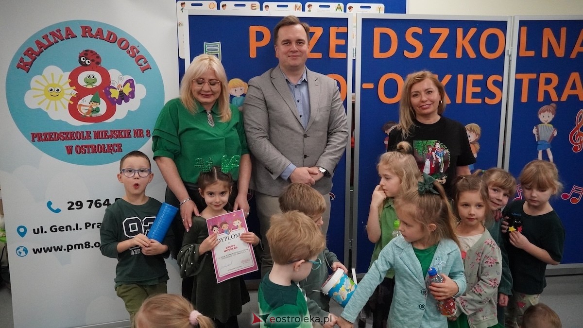 Kraina Radości udowadnia: segregacja może być muzyczna! Konkurs w Przedszkolu Miejskim nr 8 Przedszkolna Eko-Orkiestra [3.12.2025] - zdjęcie #7 - eOstroleka.pl