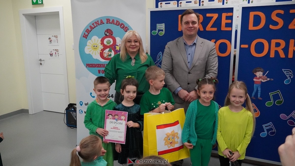 Kraina Radości udowadnia: segregacja może być muzyczna! Konkurs w Przedszkolu Miejskim nr 8 Przedszkolna Eko-Orkiestra [3.12.2025] - zdjęcie #6 - eOstroleka.pl