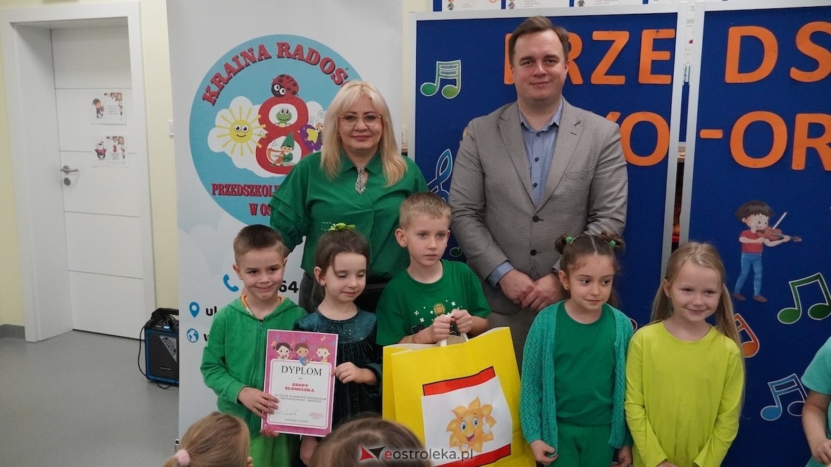 Kraina Radości udowadnia: segregacja może być muzyczna! Konkurs w Przedszkolu Miejskim nr 8 Przedszkolna Eko-Orkiestra [3.12.2025] - zdjęcie #5 - eOstroleka.pl