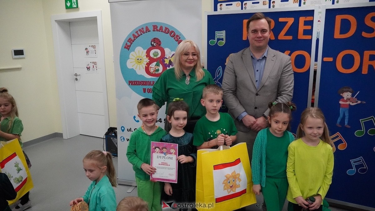 Kraina Radości udowadnia: segregacja może być muzyczna! Konkurs w Przedszkolu Miejskim nr 8 Przedszkolna Eko-Orkiestra [3.12.2025] - zdjęcie #4 - eOstroleka.pl