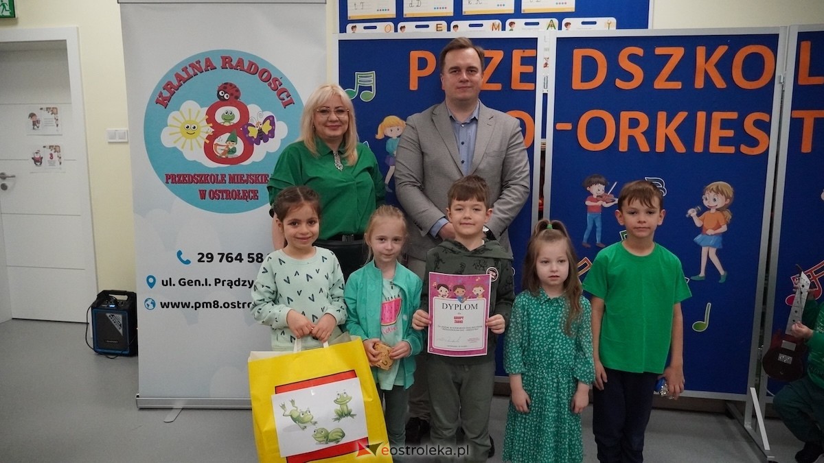 Kraina Radości udowadnia: segregacja może być muzyczna! Konkurs w Przedszkolu Miejskim nr 8 Przedszkolna Eko-Orkiestra [3.12.2025] - zdjęcie #2 - eOstroleka.pl