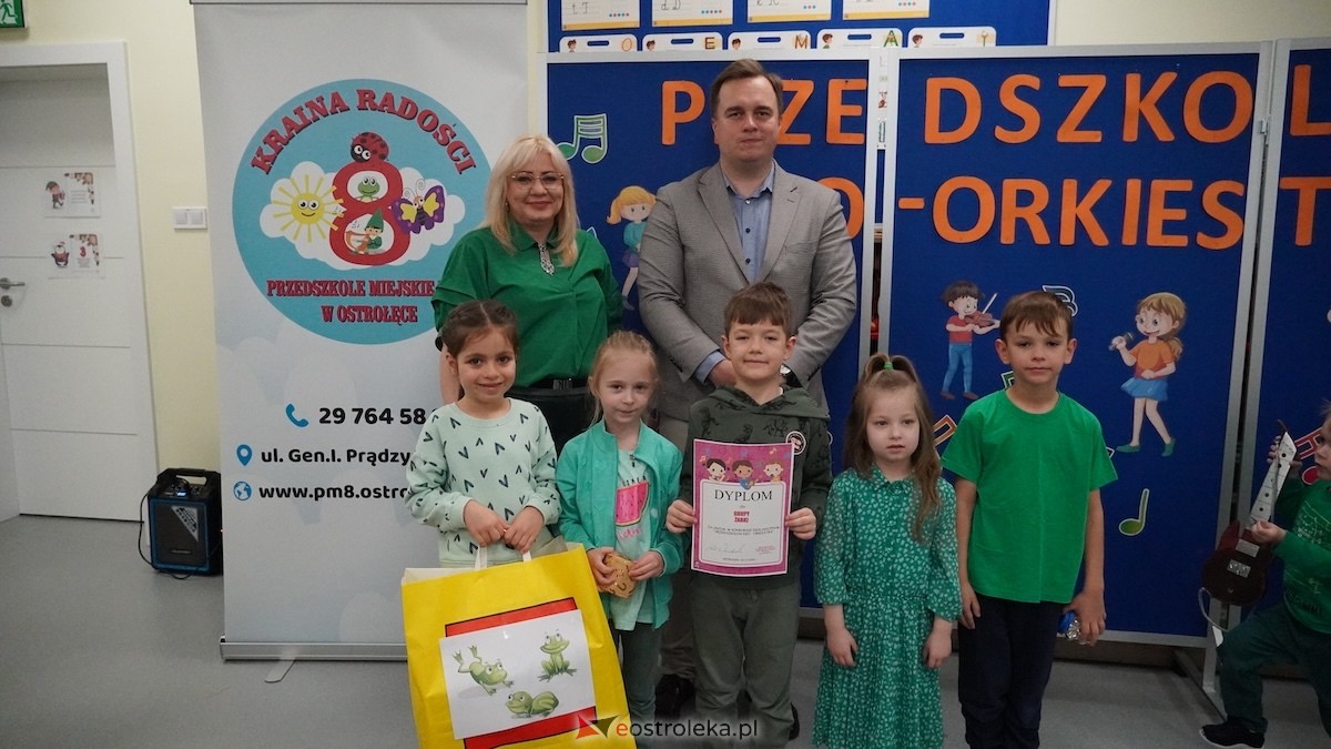 Kraina Radości udowadnia: segregacja może być muzyczna! Konkurs w Przedszkolu Miejskim nr 8 Przedszkolna Eko-Orkiestra [3.12.2025] - zdjęcie #1 - eOstroleka.pl