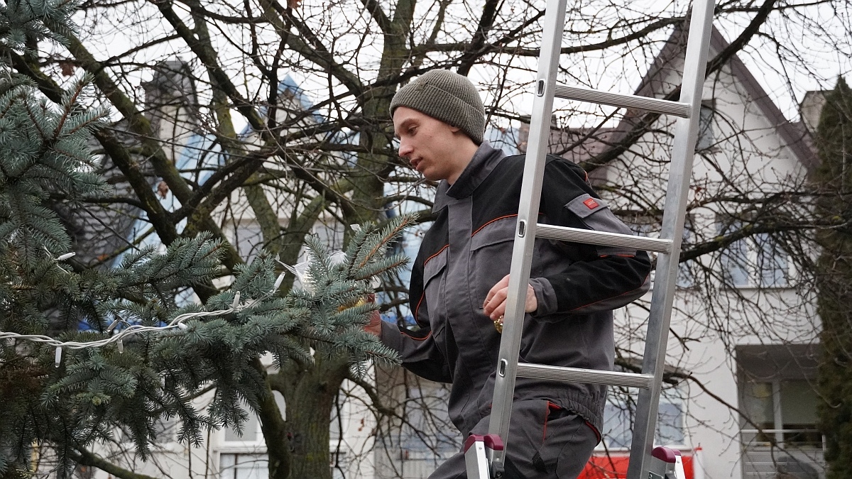 Strojenie choinki na placu Kaczyńskiego [03.12.2025] - zdjęcie #27 - eOstroleka.pl