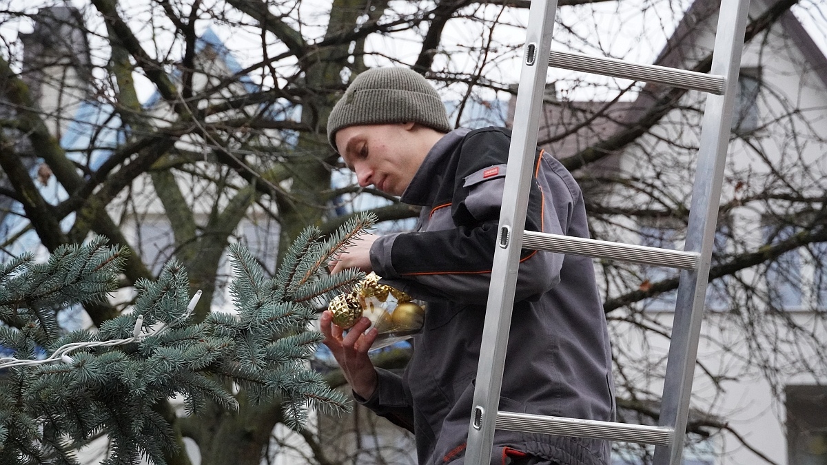 Strojenie choinki na placu Kaczyńskiego [03.12.2025] - zdjęcie #26 - eOstroleka.pl