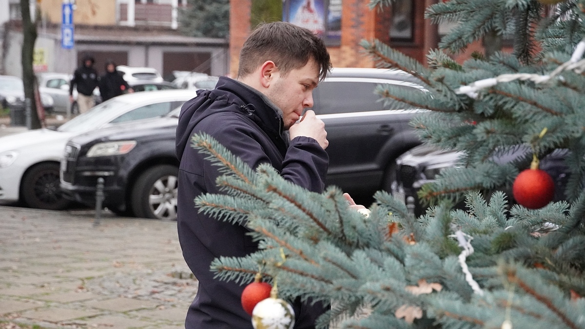 Strojenie choinki na placu Kaczyńskiego [03.12.2025] - zdjęcie #25 - eOstroleka.pl