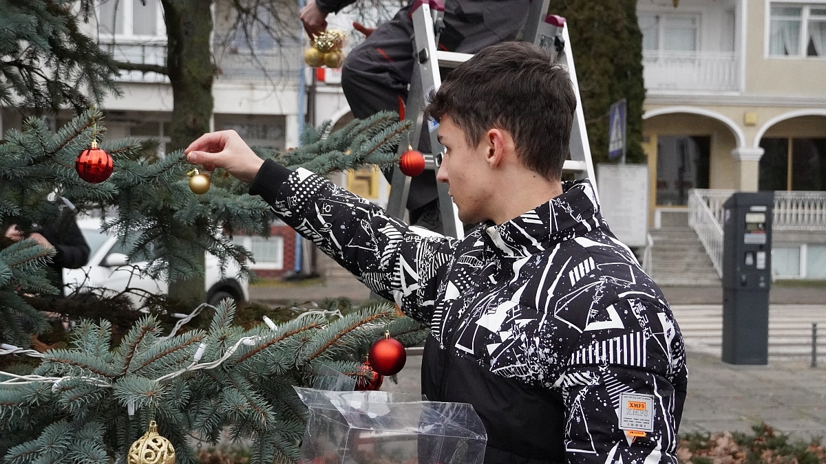 Strojenie choinki na placu Kaczyńskiego [03.12.2025] - zdjęcie #24 - eOstroleka.pl