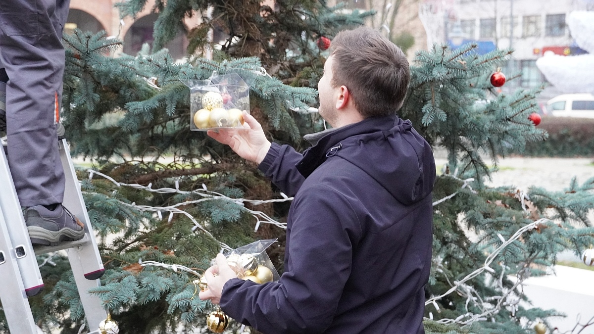 Strojenie choinki na placu Kaczyńskiego [03.12.2025] - zdjęcie #20 - eOstroleka.pl