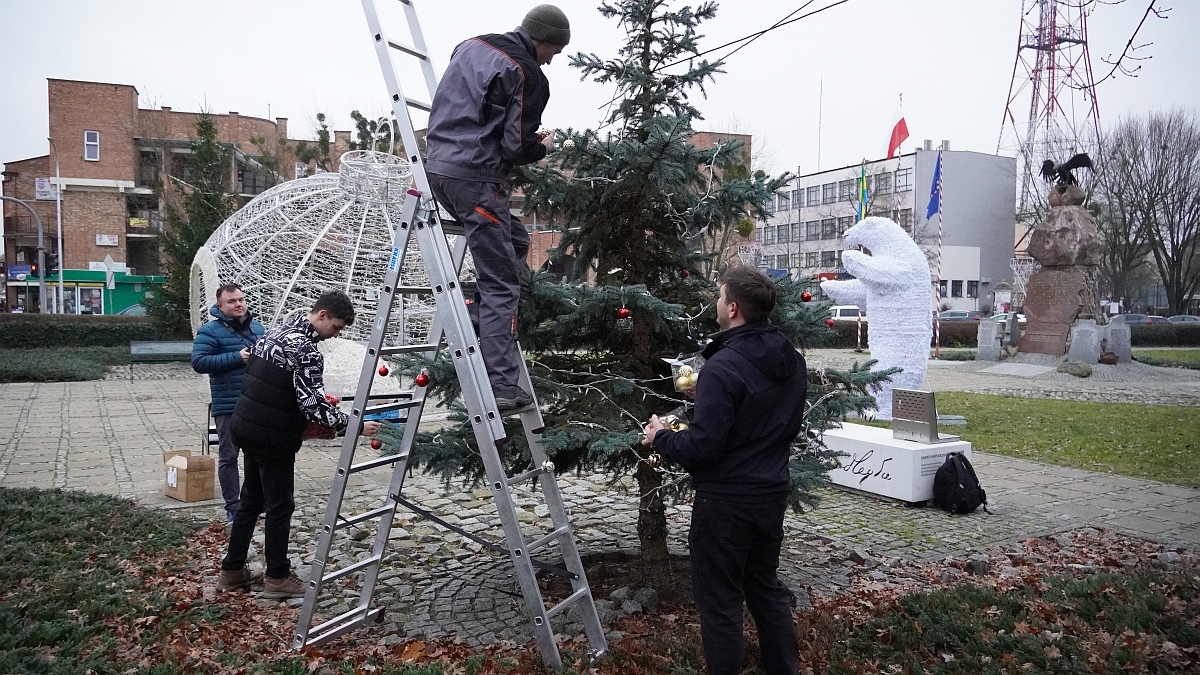 Strojenie choinki na placu Kaczyńskiego [03.12.2025] - zdjęcie #19 - eOstroleka.pl