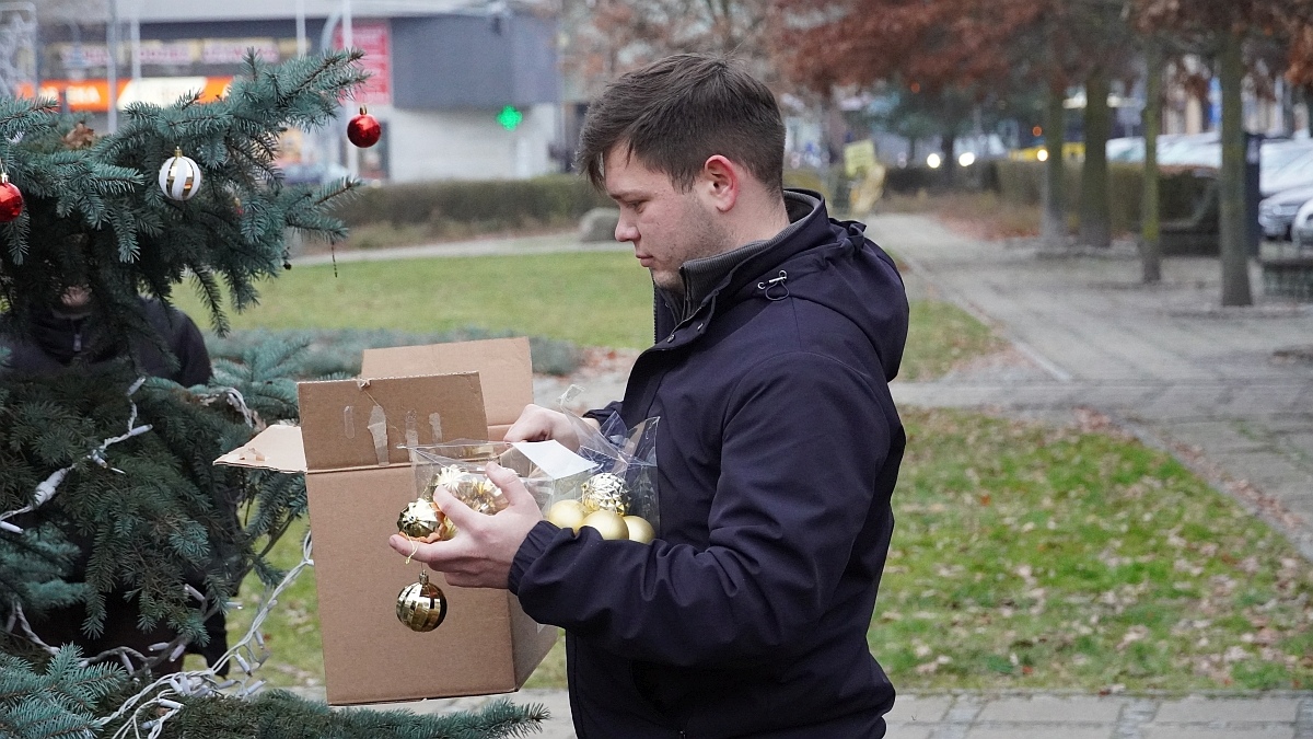 Strojenie choinki na placu Kaczyńskiego [03.12.2025] - zdjęcie #18 - eOstroleka.pl