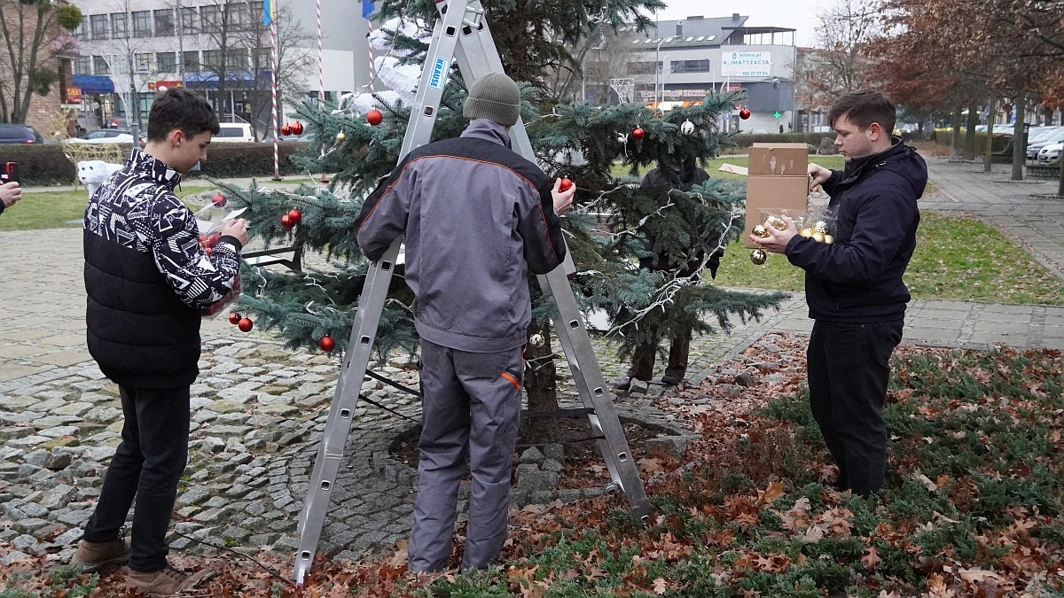Strojenie choinki na placu Kaczyńskiego [03.12.2025] - zdjęcie #17 - eOstroleka.pl