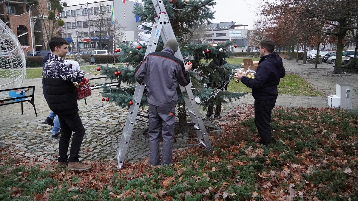 Strojenie choinki na placu Kaczyńskiego [03.12.2025] - zdjęcie #16 - eOstroleka.pl