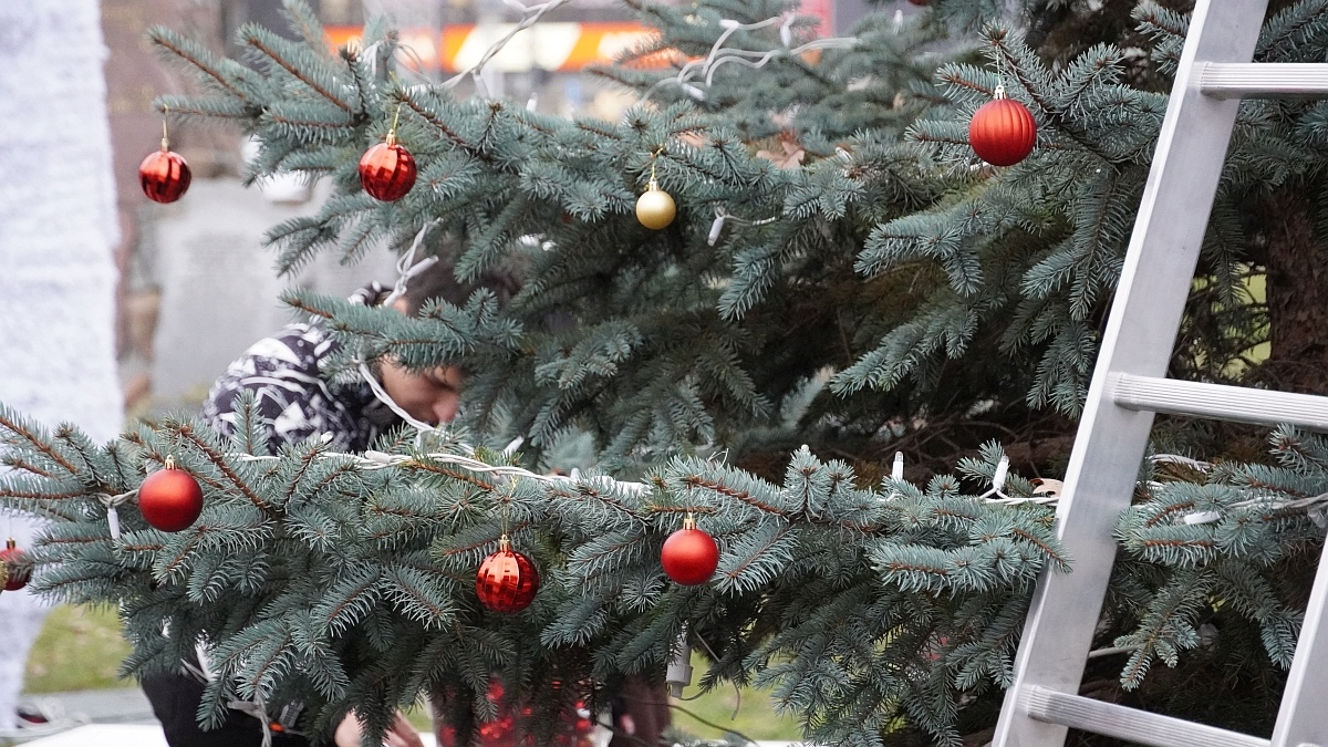Strojenie choinki na placu Kaczyńskiego [03.12.2025] - zdjęcie #15 - eOstroleka.pl