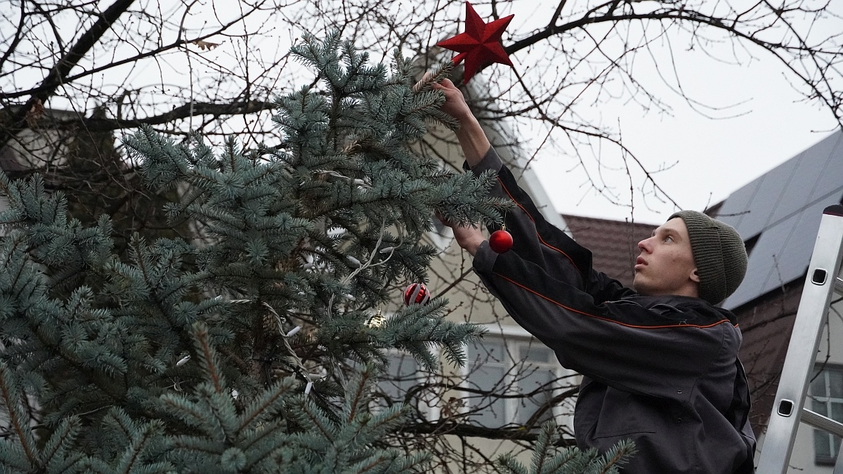 Strojenie choinki na placu Kaczyńskiego [03.12.2025] - zdjęcie #12 - eOstroleka.pl