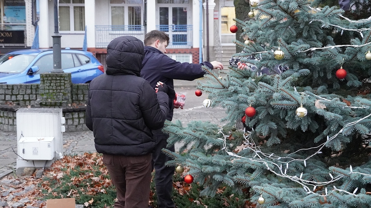 Strojenie choinki na placu Kaczyńskiego [03.12.2025] - zdjęcie #9 - eOstroleka.pl
