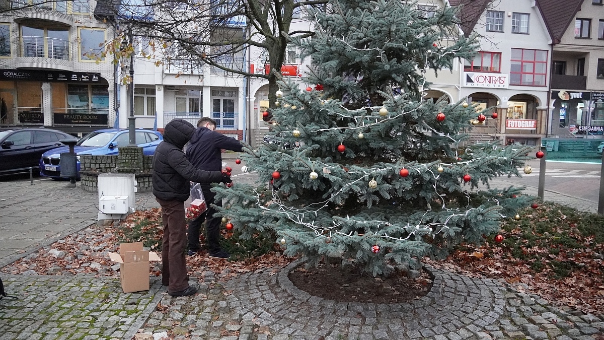 Strojenie choinki na placu Kaczyńskiego [03.12.2025] - zdjęcie #7 - eOstroleka.pl
