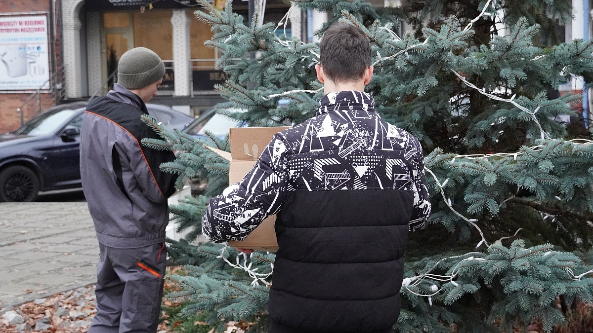 Strojenie choinki na placu Kaczyńskiego [03.12.2025] - zdjęcie #4 - eOstroleka.pl