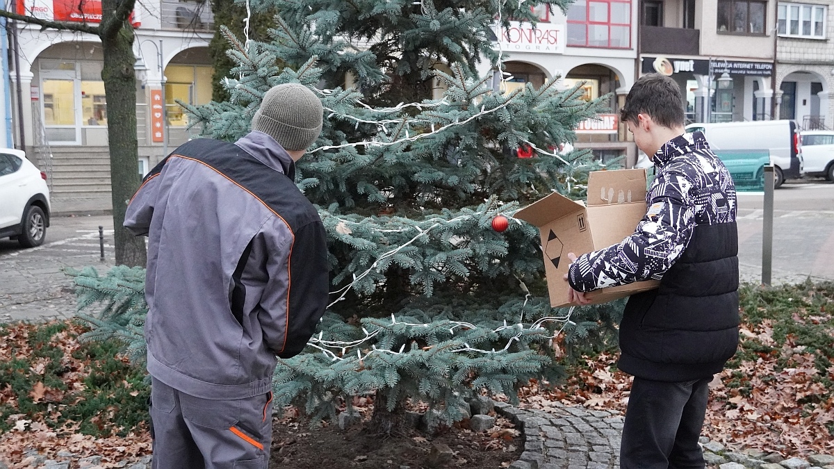 Strojenie choinki na placu Kaczyńskiego [03.12.2025] - zdjęcie #3 - eOstroleka.pl