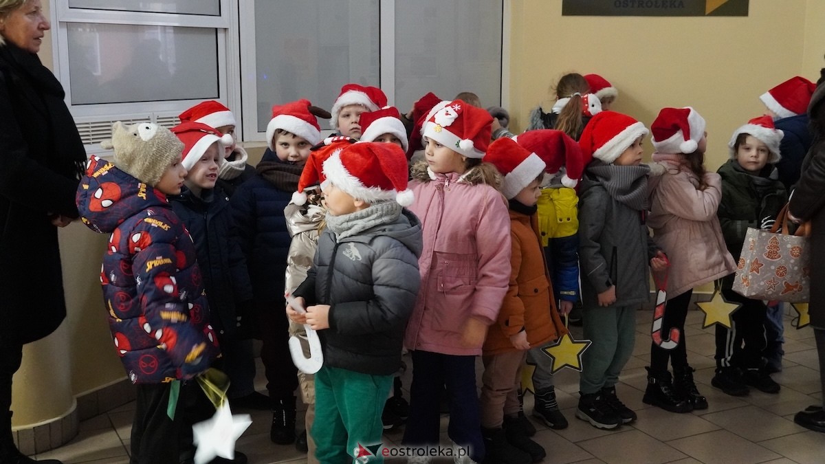 Ostrołęckie przedszkola wspólnie udekorowały choinkę w Handlowcu [4.12.2025] - zdjęcie #82 - eOstroleka.pl