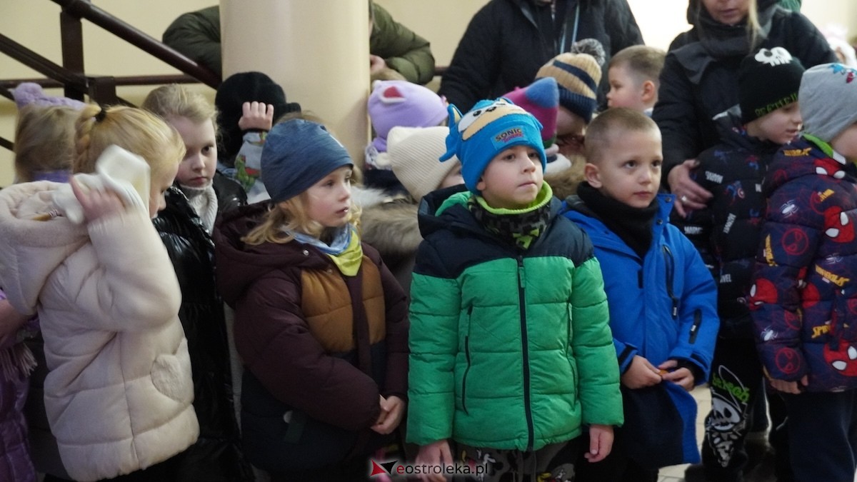 Ostrołęckie przedszkola wspólnie udekorowały choinkę w Handlowcu [4.12.2025] - zdjęcie #76 - eOstroleka.pl