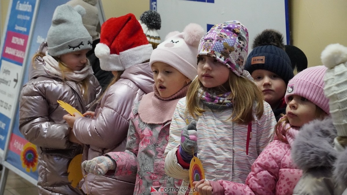 Ostrołęckie przedszkola wspólnie udekorowały choinkę w Handlowcu [4.12.2025] - zdjęcie #74 - eOstroleka.pl