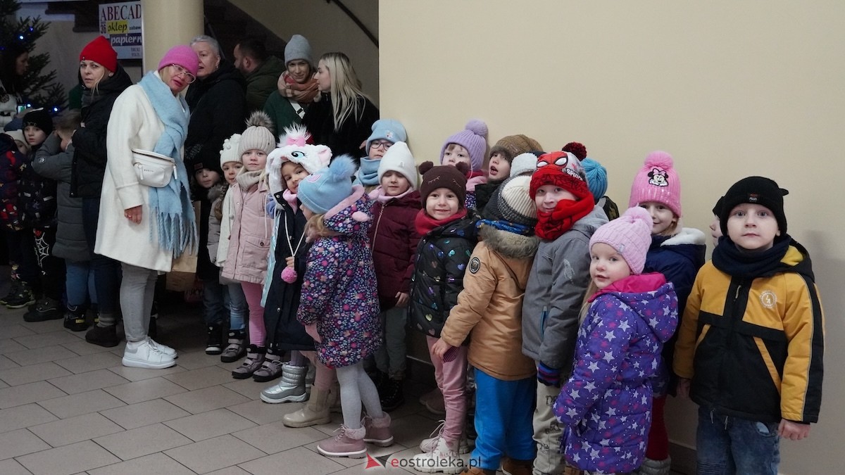 Ostrołęckie przedszkola wspólnie udekorowały choinkę w Handlowcu [4.12.2025] - zdjęcie #73 - eOstroleka.pl