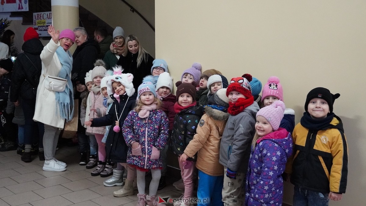 Ostrołęckie przedszkola wspólnie udekorowały choinkę w Handlowcu [4.12.2025] - zdjęcie #72 - eOstroleka.pl