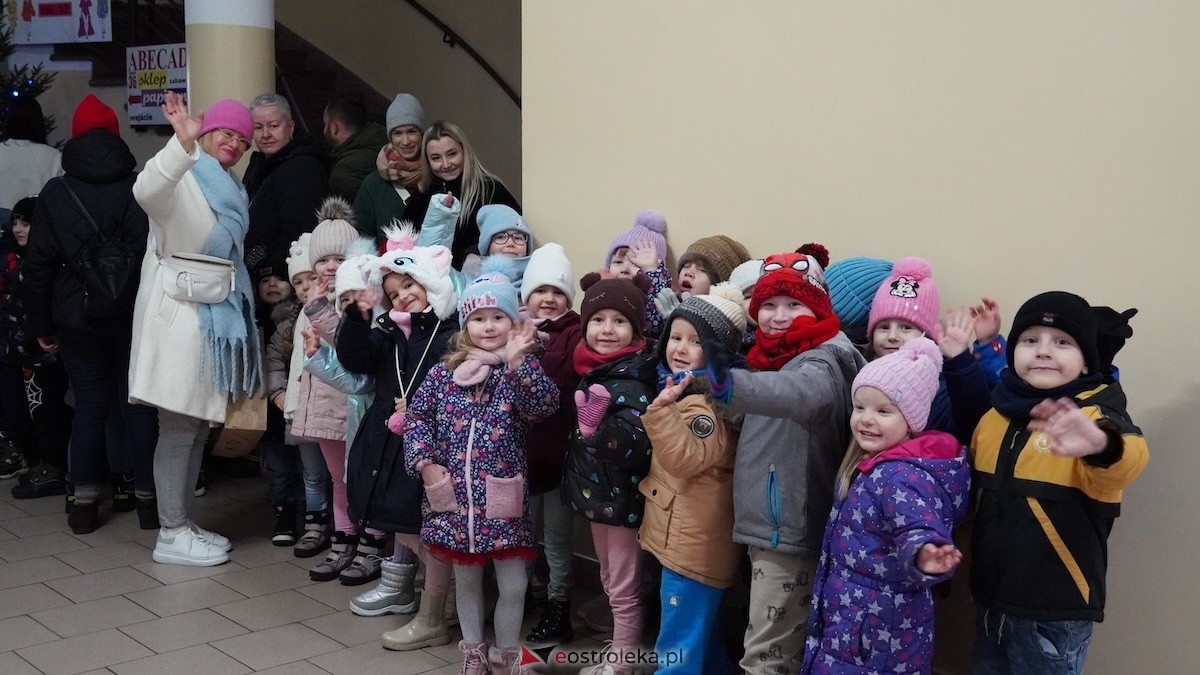 Ostrołęckie przedszkola wspólnie udekorowały choinkę w Handlowcu [4.12.2025] - zdjęcie #71 - eOstroleka.pl