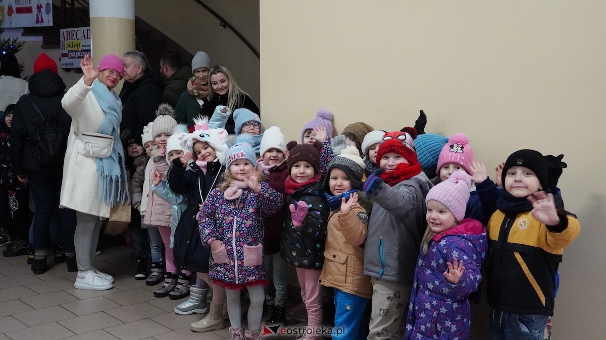 Ostrołęckie przedszkola wspólnie udekorowały choinkę w Handlowcu [4.12.2025] - zdjęcie #70 - eOstroleka.pl